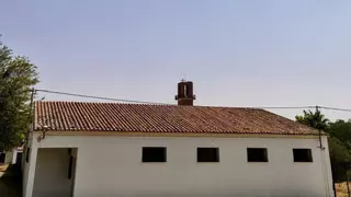 Inician las obras de mejora en las cubiertas de edificios municipales en una pedanía de Coria