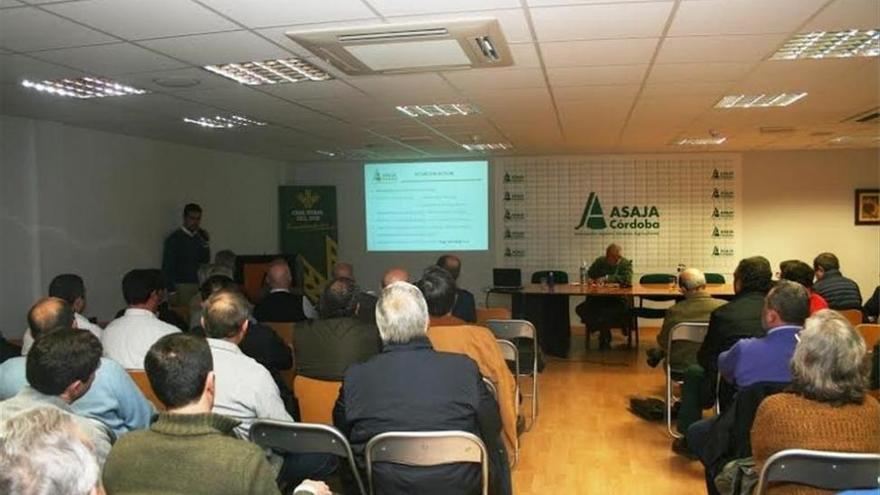 Asaja Córdoba explica a más de 200 agricultores las novedades de la PAC