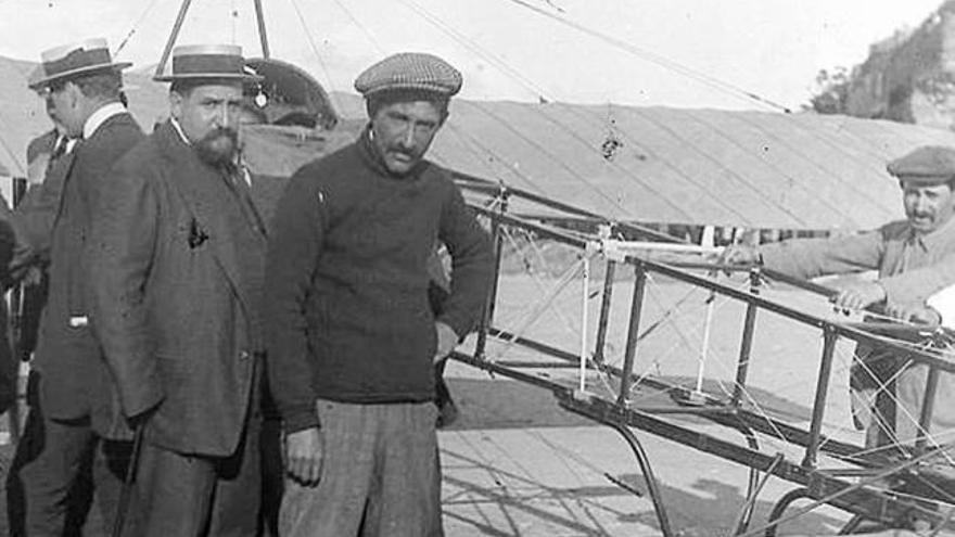 El Aviador Piñeiro, con gorra, ante uno de sus aviones. // Reproducción Gustavo Santos