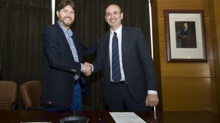 El alcalde, Carlos Calvelo, y el director de la refinería, Javier Sancho, en la firma del convenio.