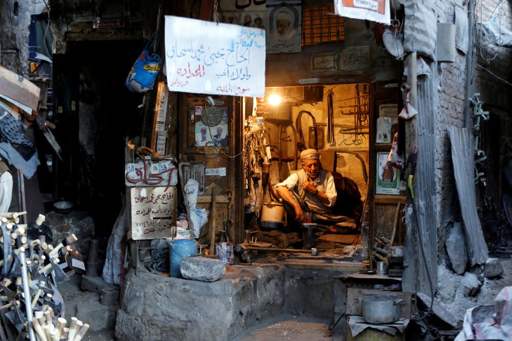 Un herrero se sienta en su tienda en el mercado de Souq al-Melh en Yemen.