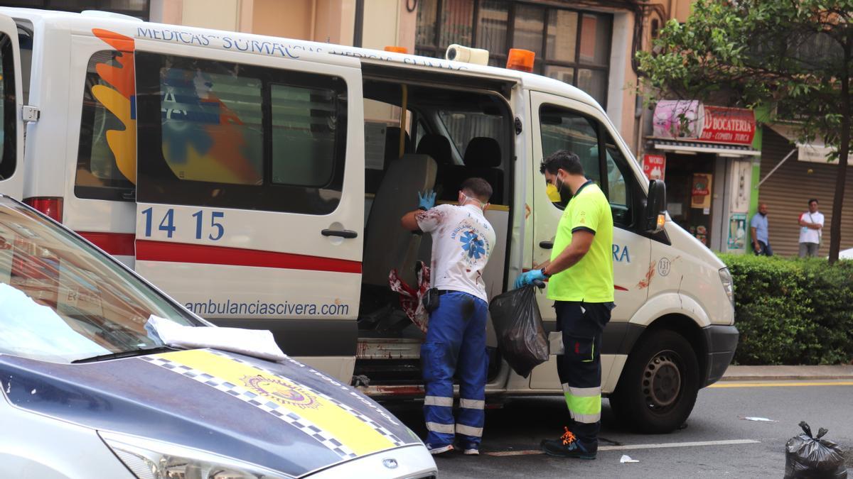 La ambulancia donde ha sido atendido uno de los heridos en un primer momento.