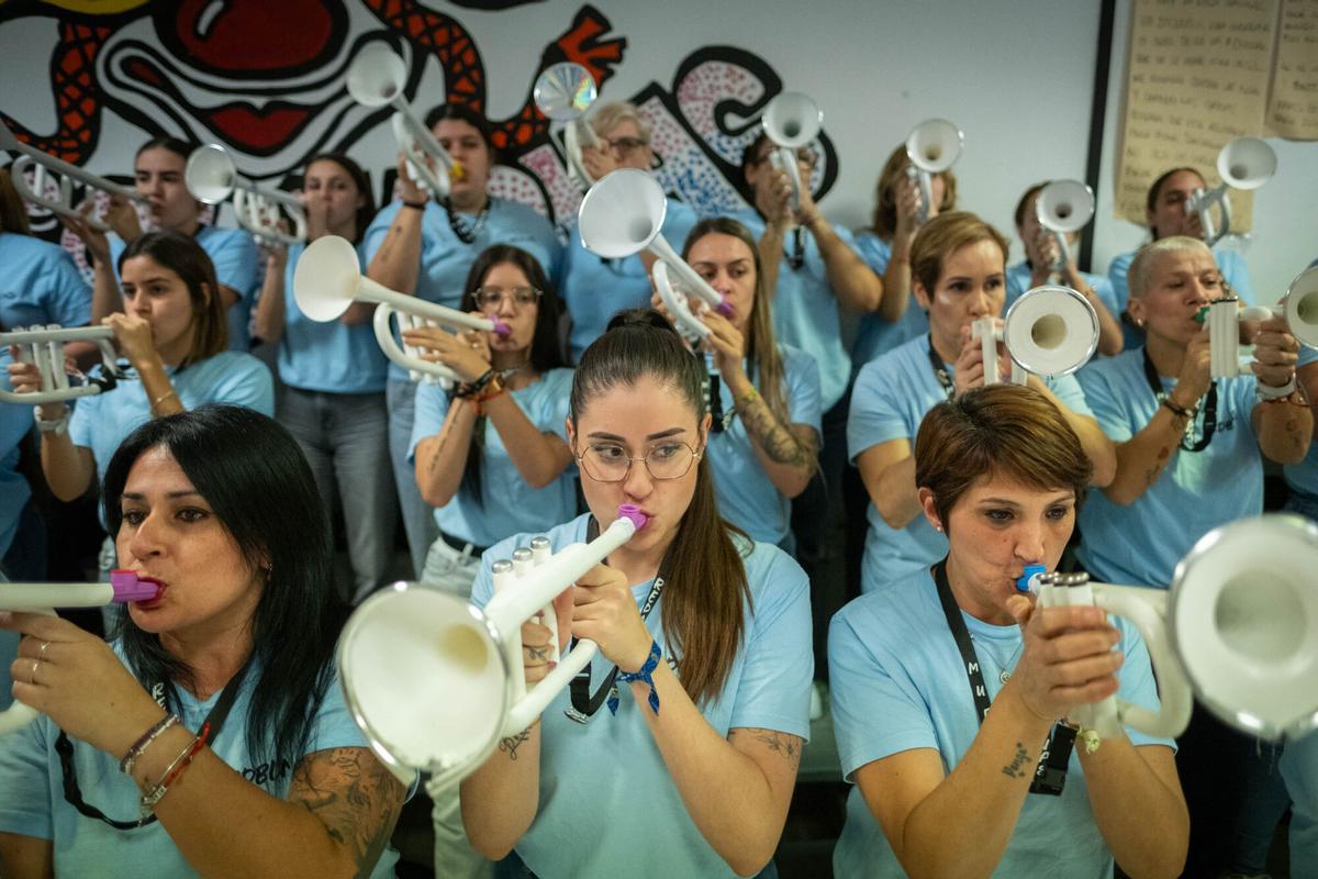 Reportaje con Redoblonas, murga femenina nueva en el Carnaval