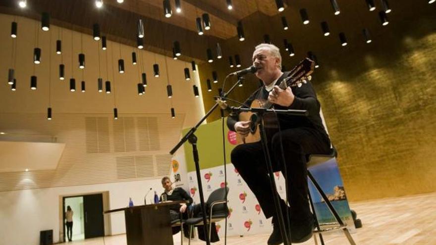 Víctor Manuel e Ignacio Elguero, ayer durante el acto celebrado en el Auditorio de la Diputación de Alicante.