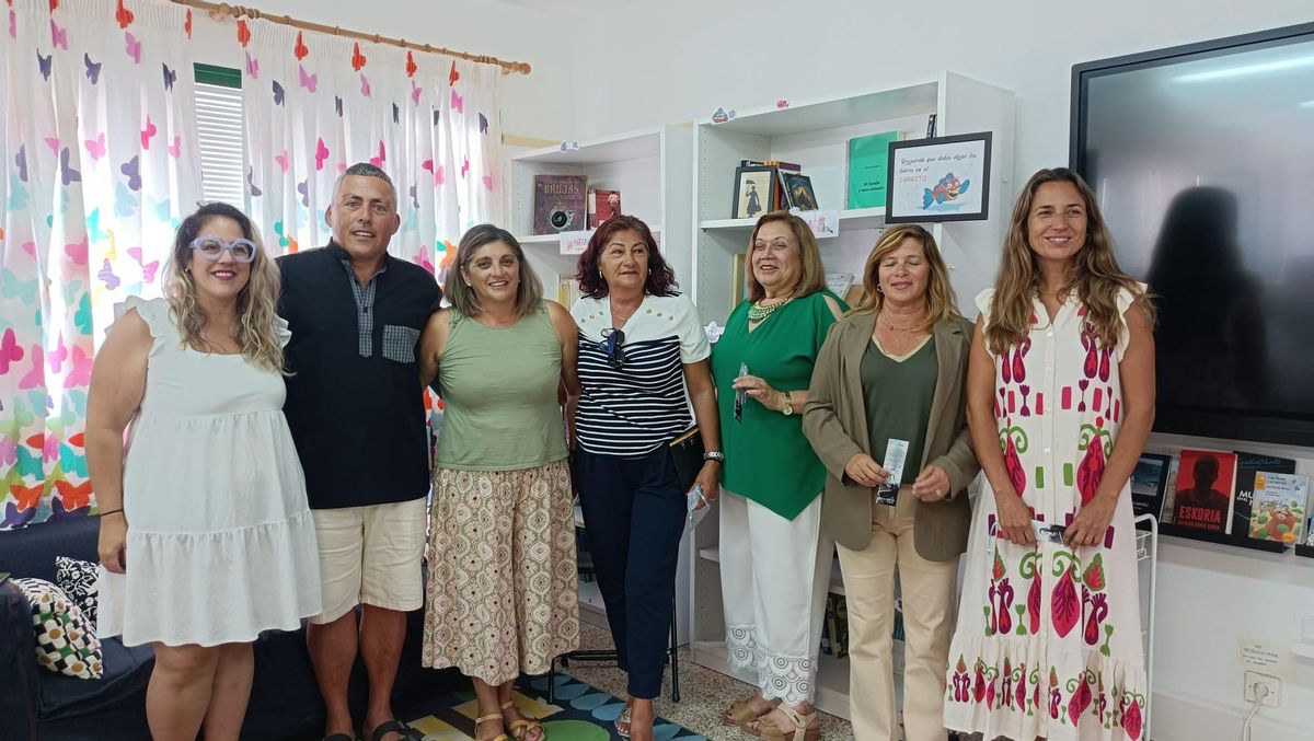 Vecinos y autoridades participantes, este miércoles, en la presentación de la Biblioteca Inocencia Páez, en el CEO Ignacio Aldecoa en La Graciosa