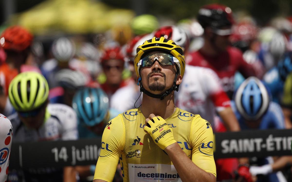 Julian Alaphilippe, con el maillot amarillo que acredita al líder del Tour de Francia