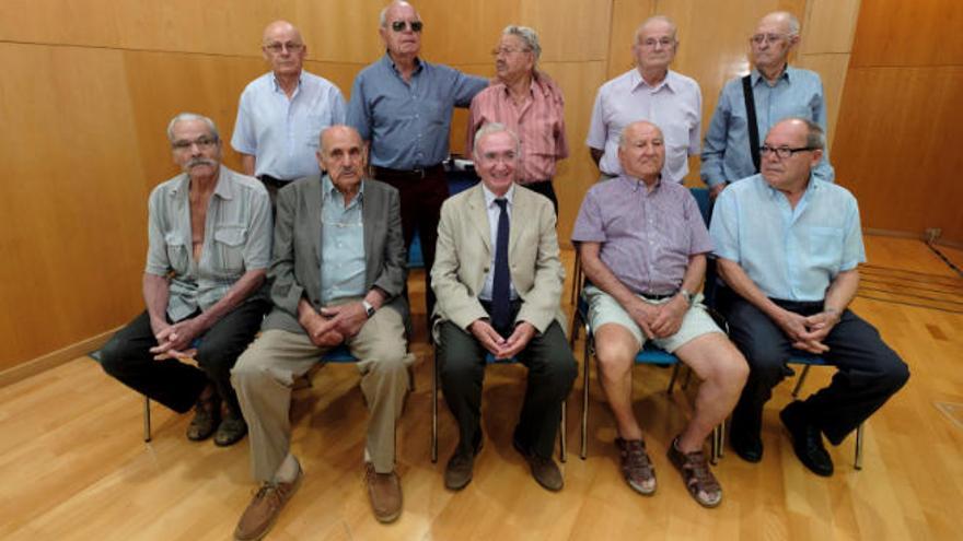 Foto de familia de los diez técnicos que participaron en el proceso de la llegada al hombre a la Luna desde el Centro Espacial de Maspalomas, ayer durante su homenaje.