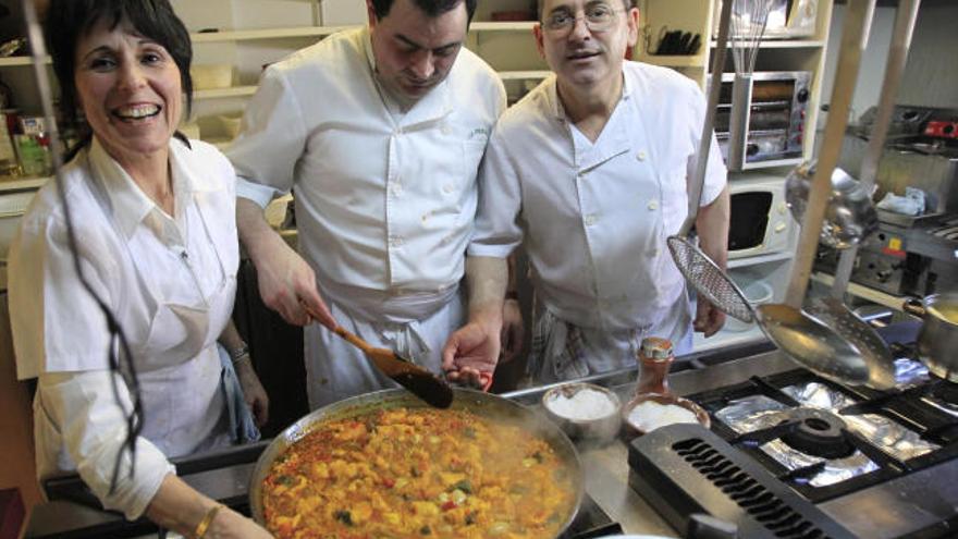 Agustín, a la derecha, cocinero del restaurante La Colegiata, acompañado de sus amigos Celia  y Pepe, del establecimiento La Pradera de O Rosal, prepararon la fideuá en Baiona.  // José Lores