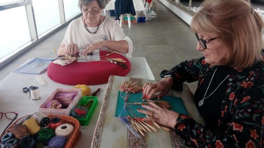 Dos palilleiras en uno de los cursos ayer en el Recinto Feiral.