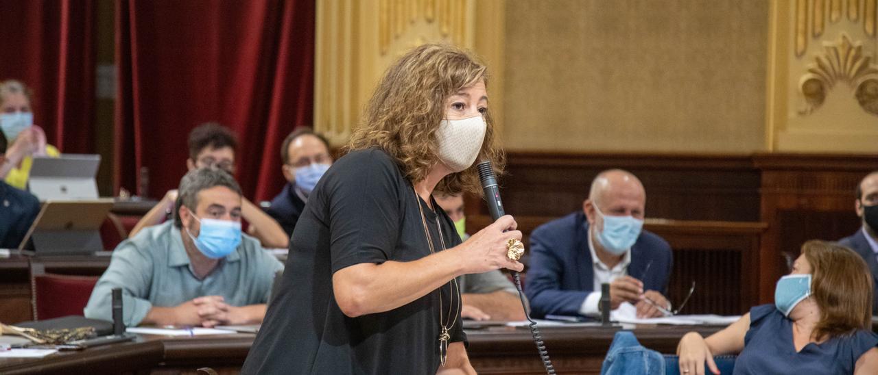 Francina Armengol en el Parlament durante el debate de Política General.