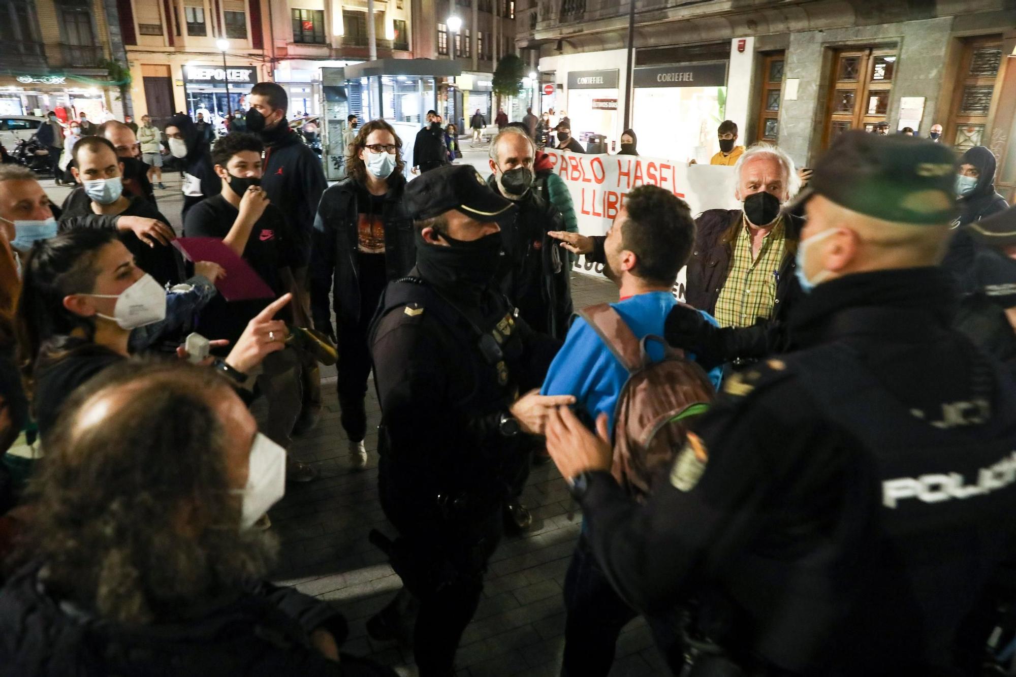 Tensa manifestación a favor de Pablo Hasél en Gijón