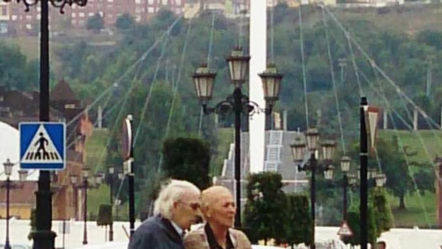 Fernández Villa, junto a su mujer, el pasado verano.