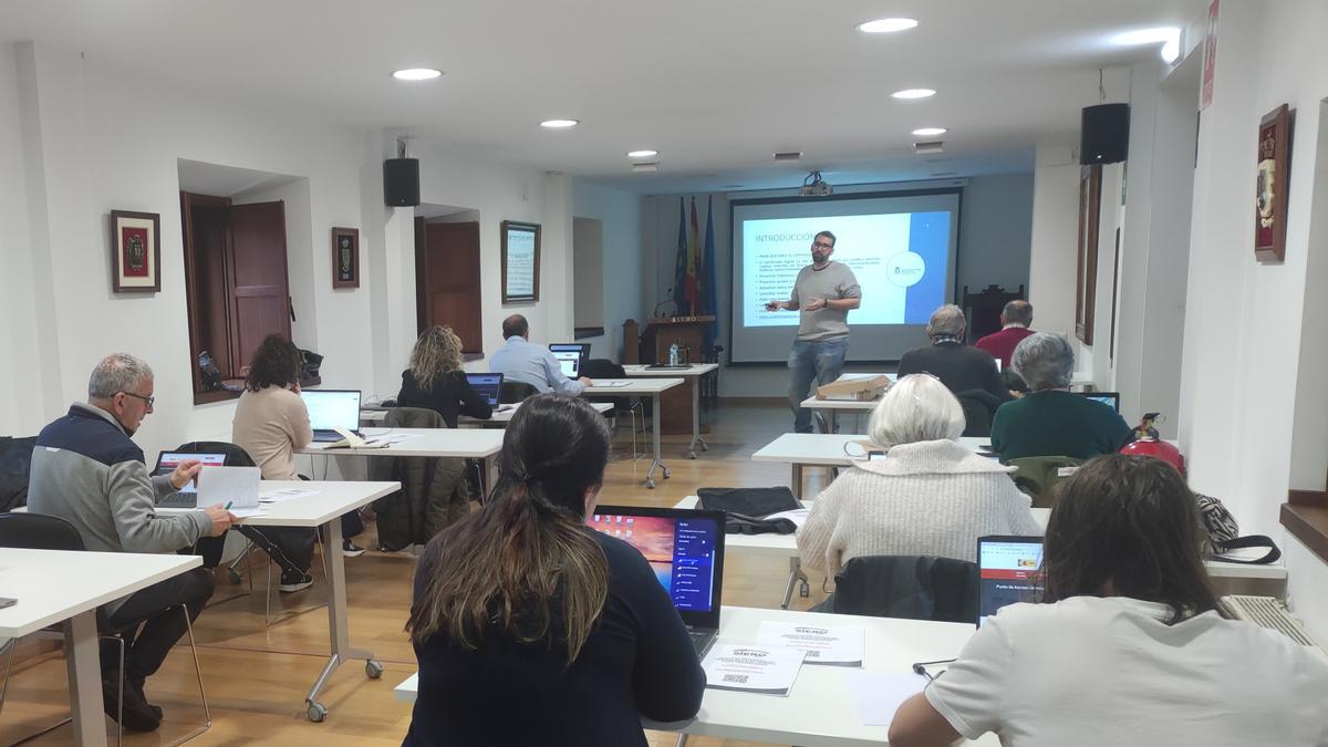 Un momento de las clases del programa de formación para asociaciones de Siero, en la Pola.