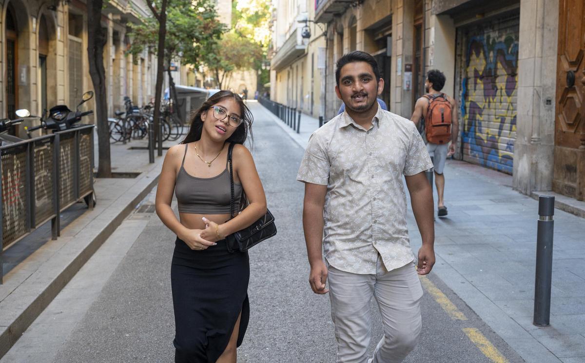 Fahad e Ivana conversan frente al Casal dels Infants del Raval.