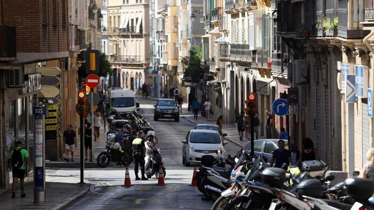 Tráfico en la calle Ollerías, en el Centro de Málaga