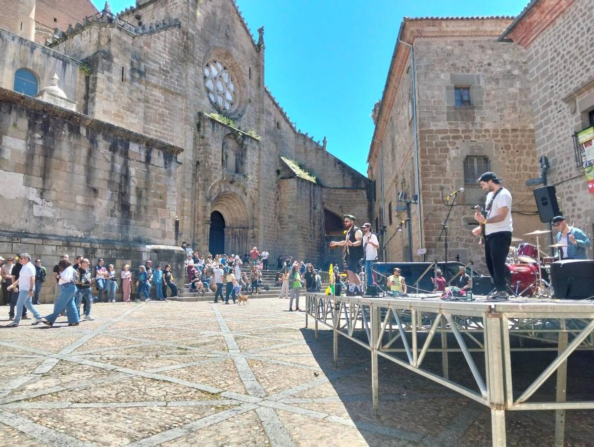 Fotogalería | Un festival en homenaje a Robe: las imágenes de la jornada en Plasencia Fotogalería | Un festival en homenaje a Robe: las imágenes de la jornada en Plasencia