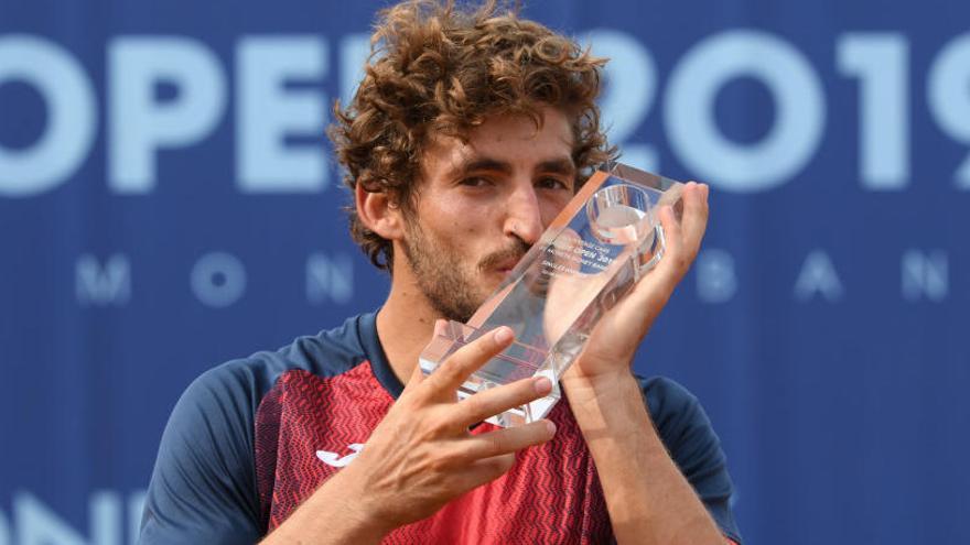 Mario Vilella con el trofeo del Challenger de Praga conquistado este domingo