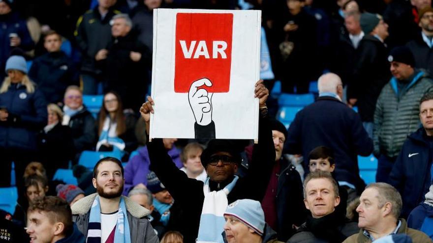 Un hincha del City muestra un cartel contra el VAR.