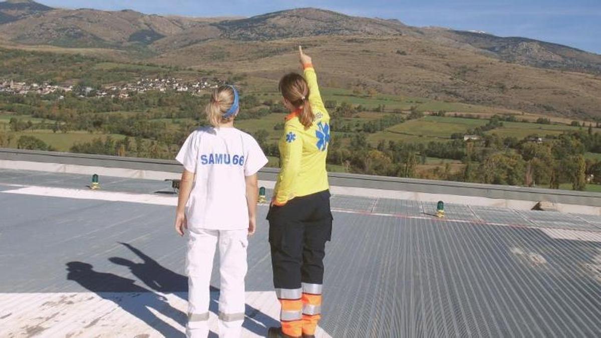 Dues tècniques de l'hospital d'un i altre costat de la frontera