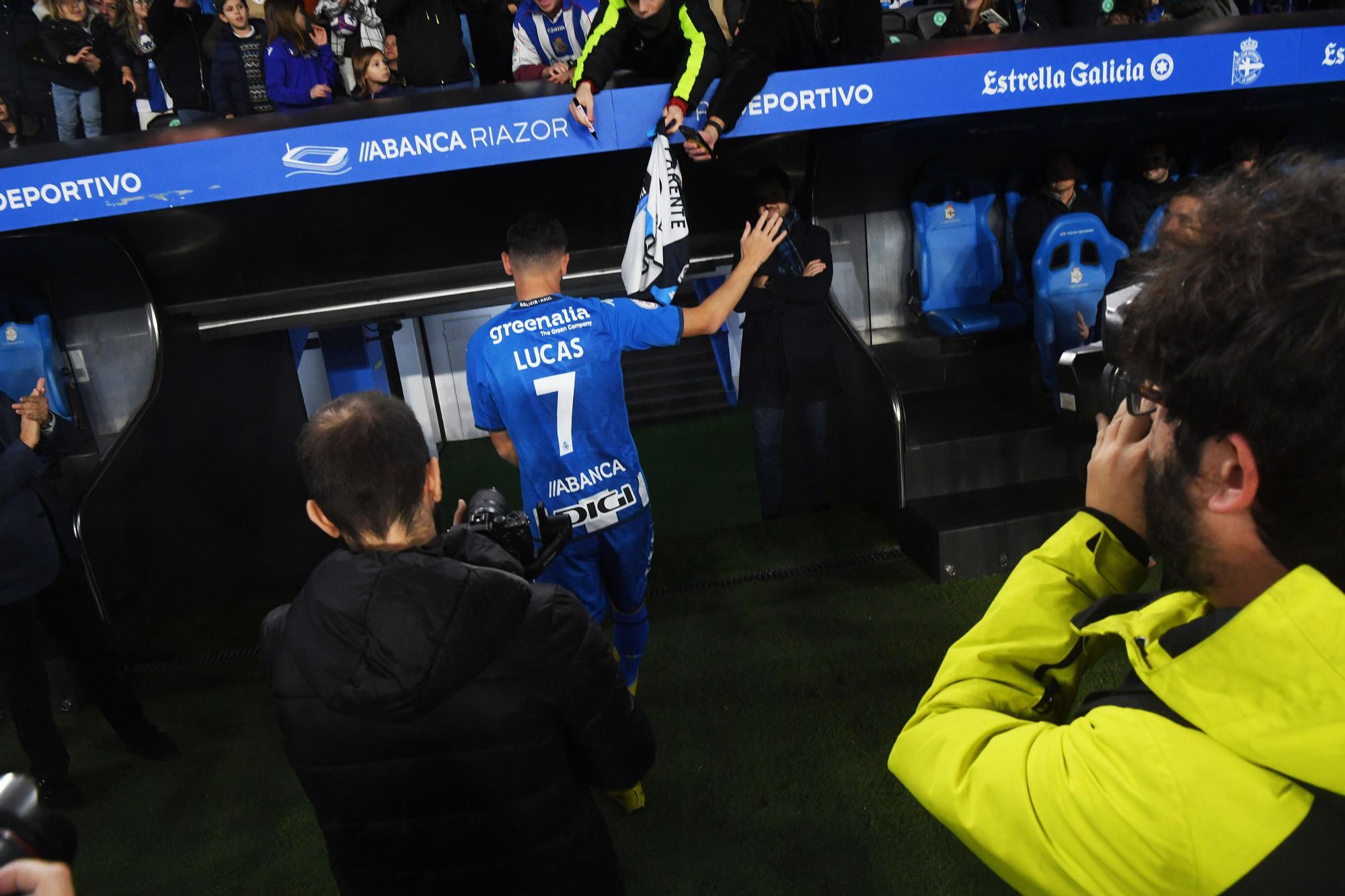 Riazor aclama a Lucas Pérez en su presentación