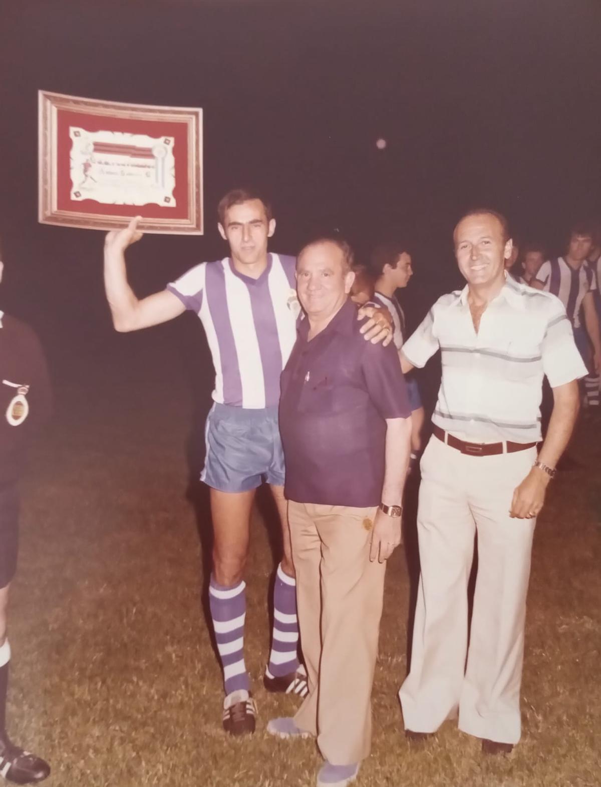 Soldevila y dirigentes del club y la federación, en el partido de su homenaje
