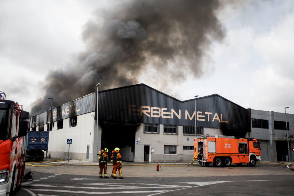 Incendio en una empresa del Polígono Industrial la Fillola, en Aldaia