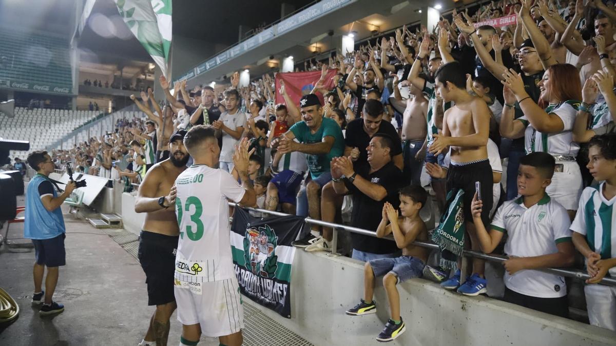 La afición blanquiverde celebra la victoria junto a Carracedo en El Arcángel.