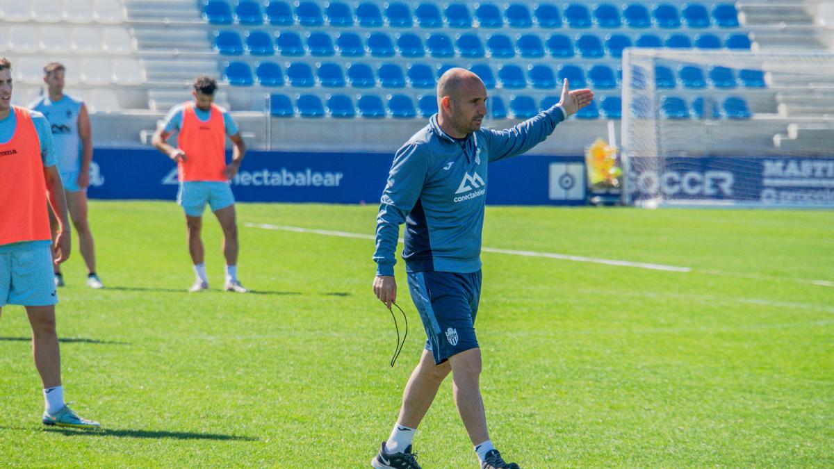 El entrenador del Atlético Baleares, Tato García, en el entrenamiento.