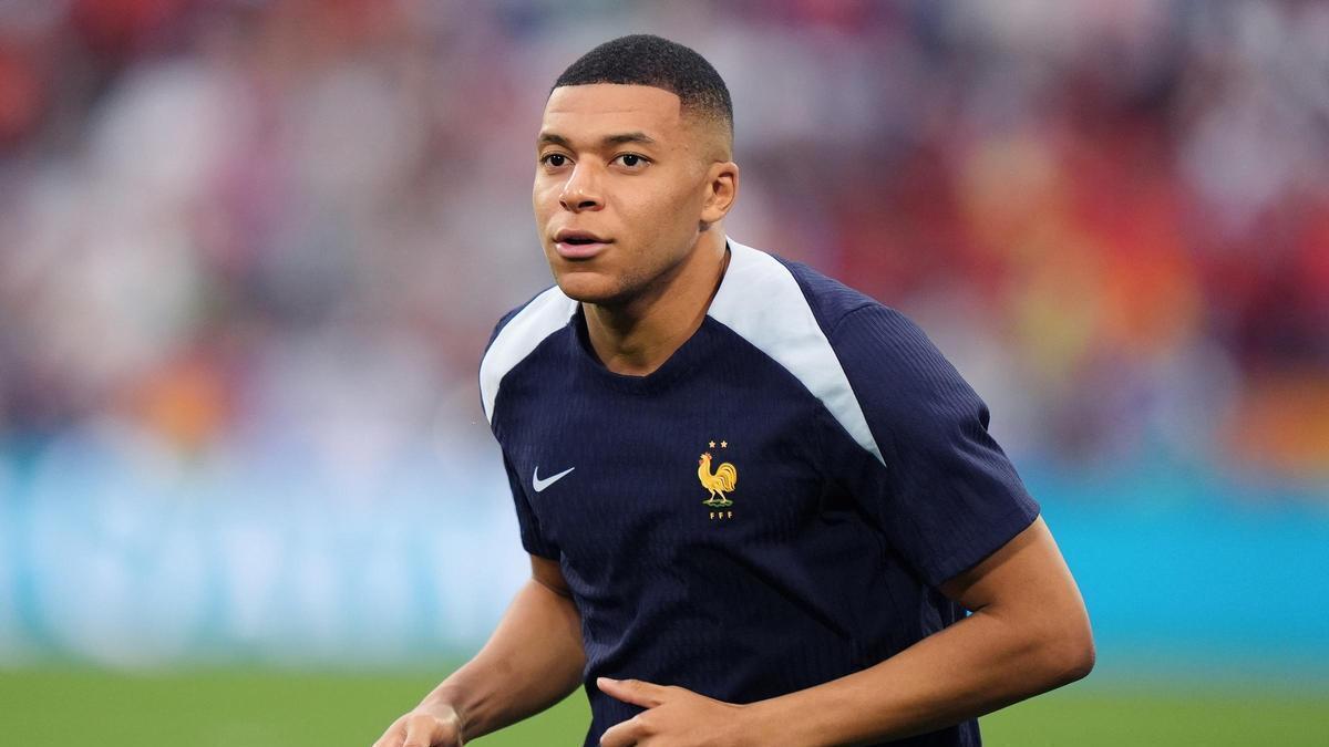 Archivo - El futbolista francés, Kylian Mbappé, durante un encuentro con Francia.