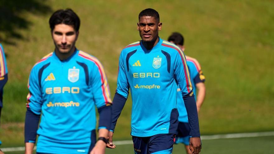 Mosquera y Carlos Soler se ponen la Roja para su noche grande en La Cerámica