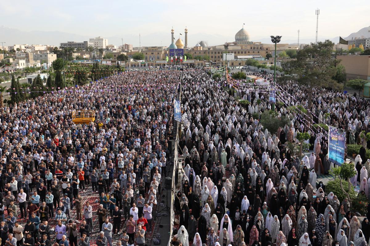 Los musulmanes celebran el fin del Ramadán. Fiesta del Eid al-Fitr en el santuario de Abdol-Azim, en Teherán (Irán).