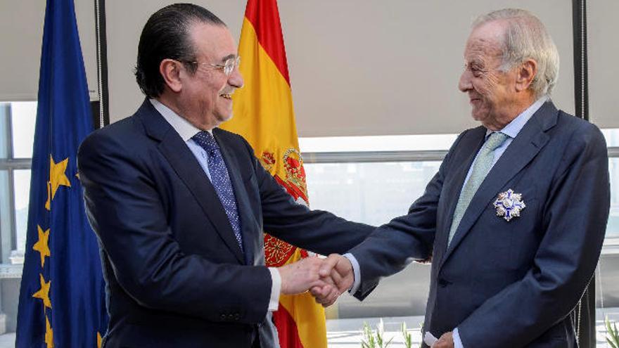 El secretario de Estado para la Unión Europea, Fernando Eguidazu, entrega la encomienda a Leopoldo Cólogan, ayer.