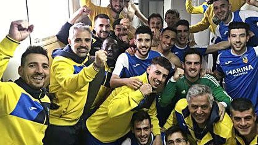 Els jugadors del Gironella celebren el triomf contra el Sant Pere Nord