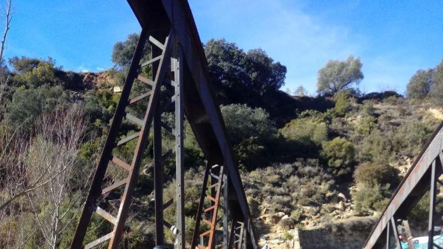 Santa Eulalia fleta una lanzadera para paliar el cierre por obras del puente que conduce al pueblo