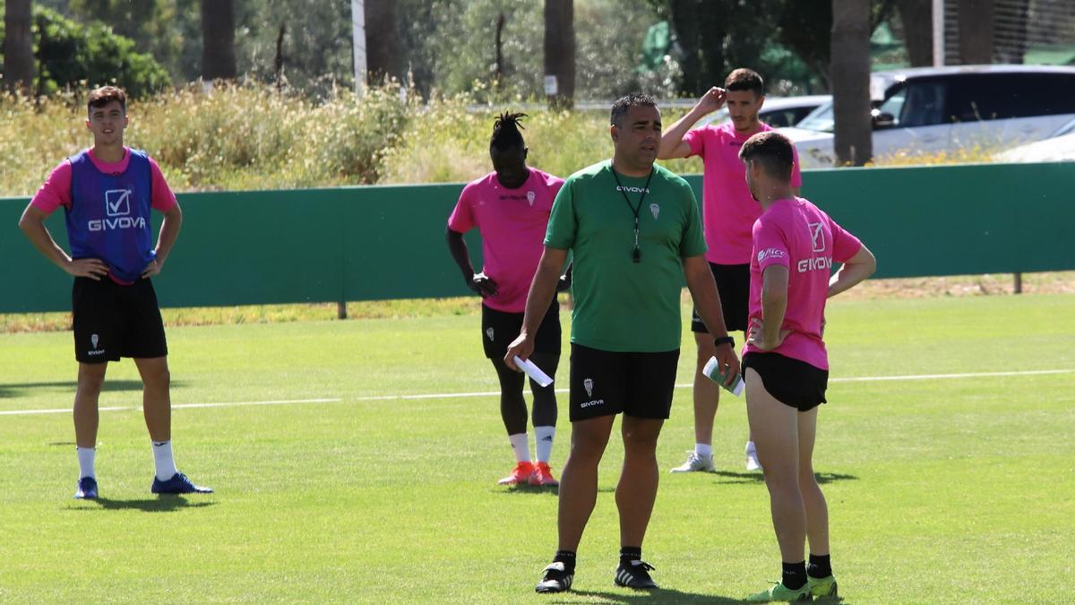 Javi Flores charla con Germán Crespo durante un instante del entrenamiento del Córdoba CF, este lunes, en la Ciudad Deportiva.