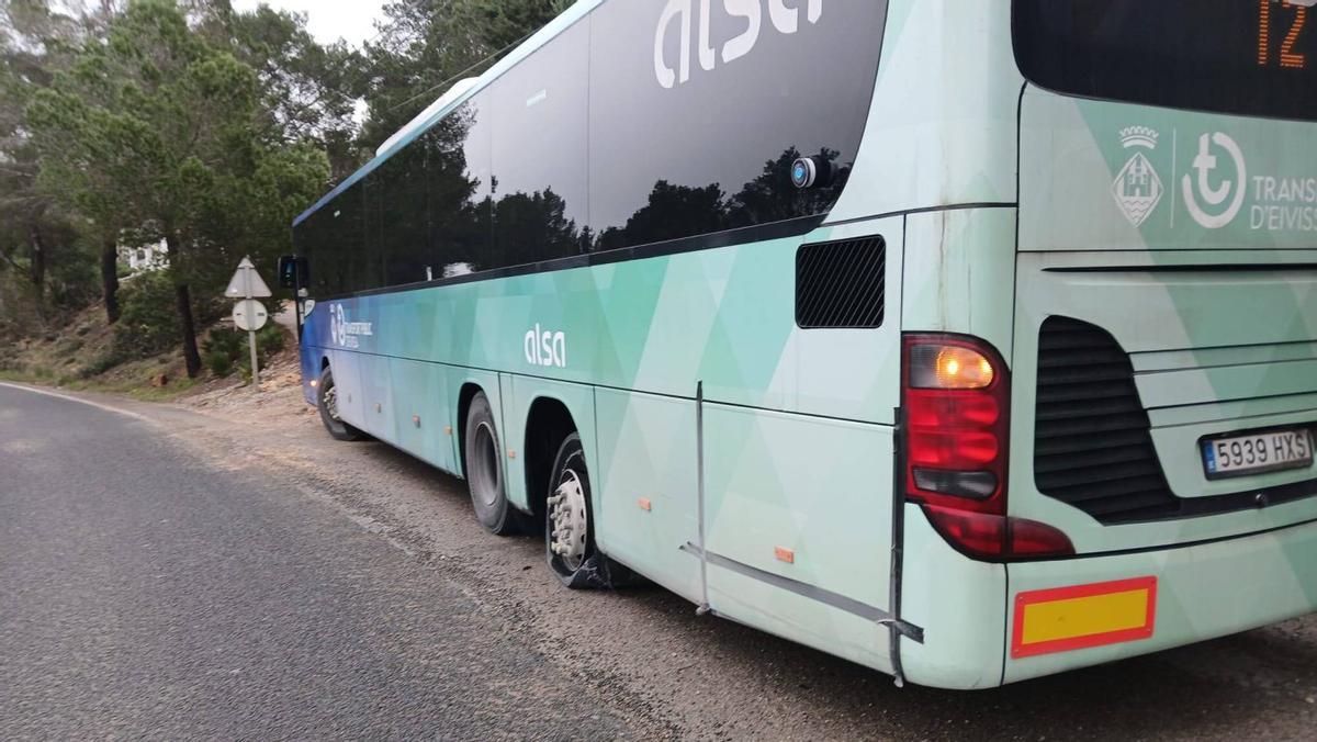 Susto sin consecuencias en un autobús de línea con pasajeros | JORDI MARTÍNEZ