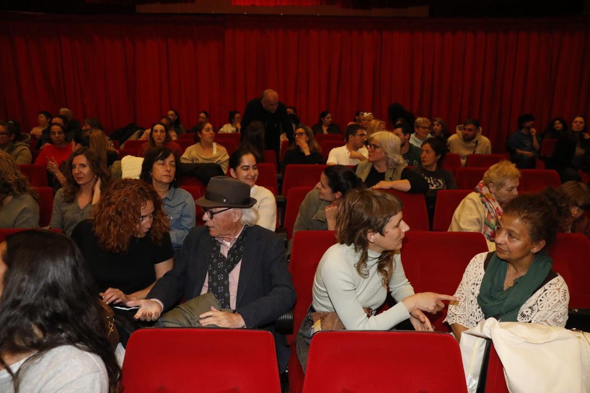Publico asistente, antes del inicio de la sesión en el auditorio de la Casa de Cultura.