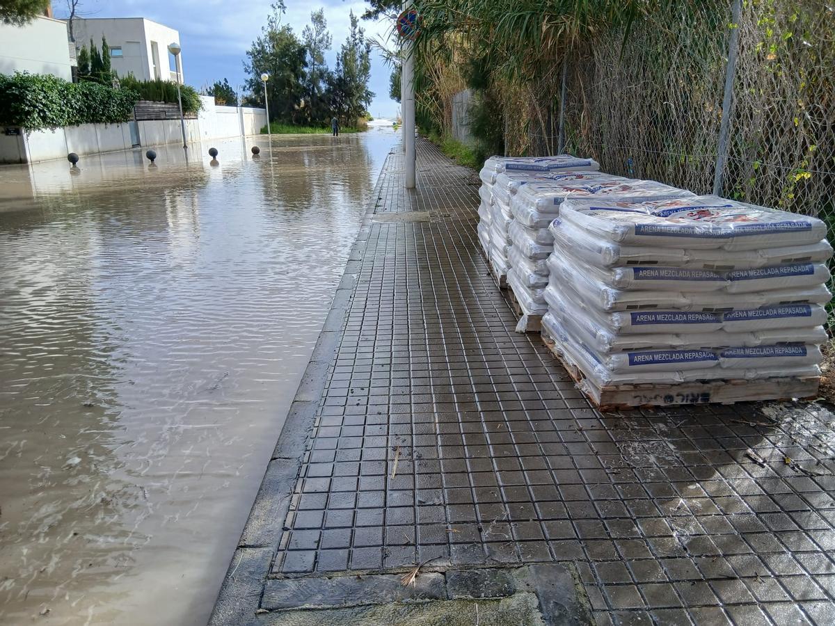 Sacos de arena llevados a Malvasur.