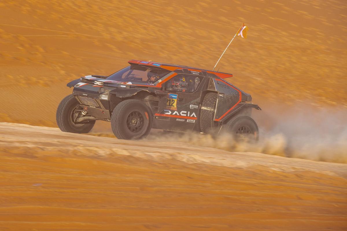 Shubaytah (Saudi Arabia), 16/01/2025.- Cristina Gutierrez of Spain and Pablo Moreno of Spain compete with their Dacia Sandrider for The Dacia Sandriders during the eleventh stage of the 2025 Dakar Rally on Shubaytah, Saudi Arabia, 16 January 2025. (Arabia Saudita, España) EFE/EPA/DEMI BAAUW. dakar 2025