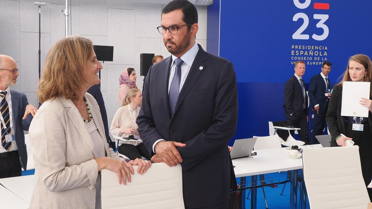 Teresa Ribera y el delegado para el Cambio Climático de los Emiratos Árabes Unidos, el sultán Ahmed Al Jaber.