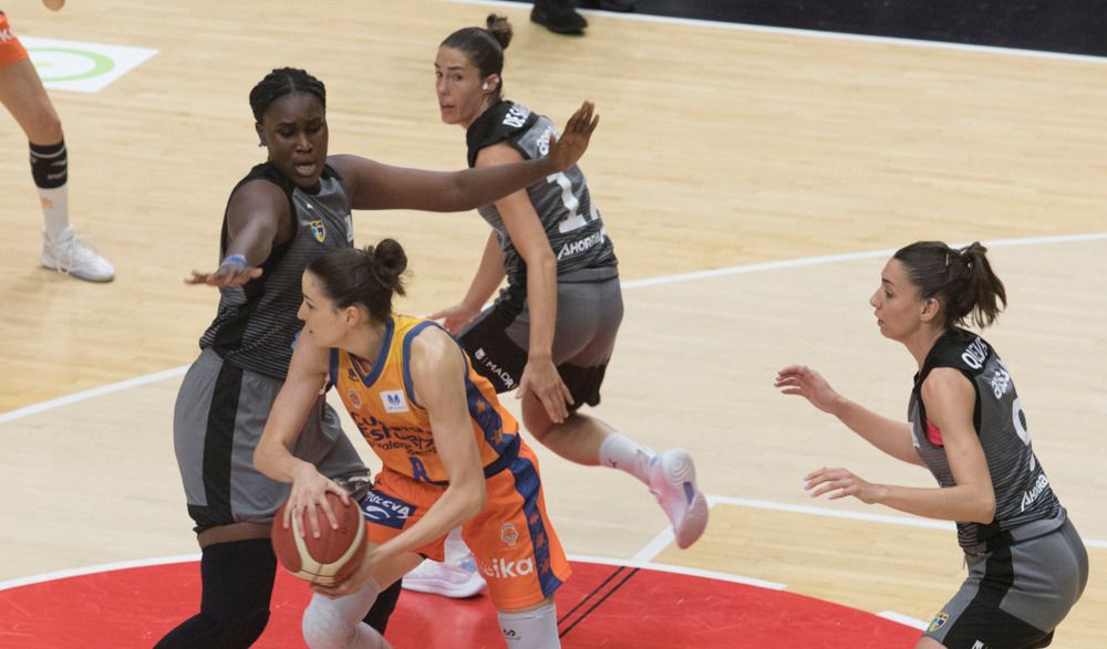 El Valencia iza el estandarte de la Supercopa con una Fonteta entregada