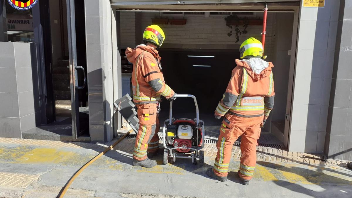 Bomberos actúan en la extinción del incendio en Paterna