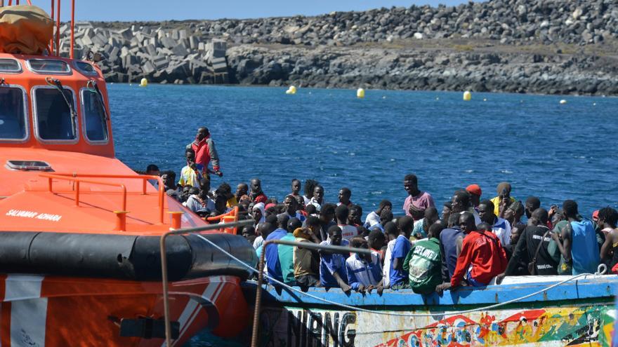 Rescatan a 152 inmigrantes, entre ellos un bebé, en nuevos cayucos rumbo a Canarias