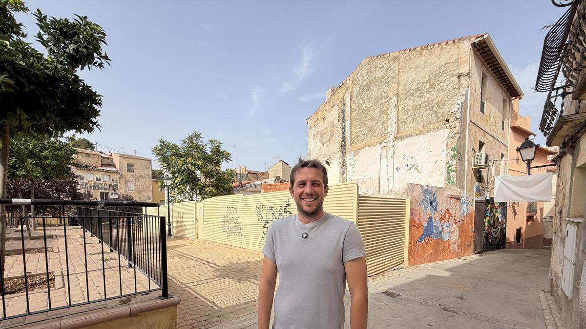 El edil de Urbanismo, ante la parcela de Petrer