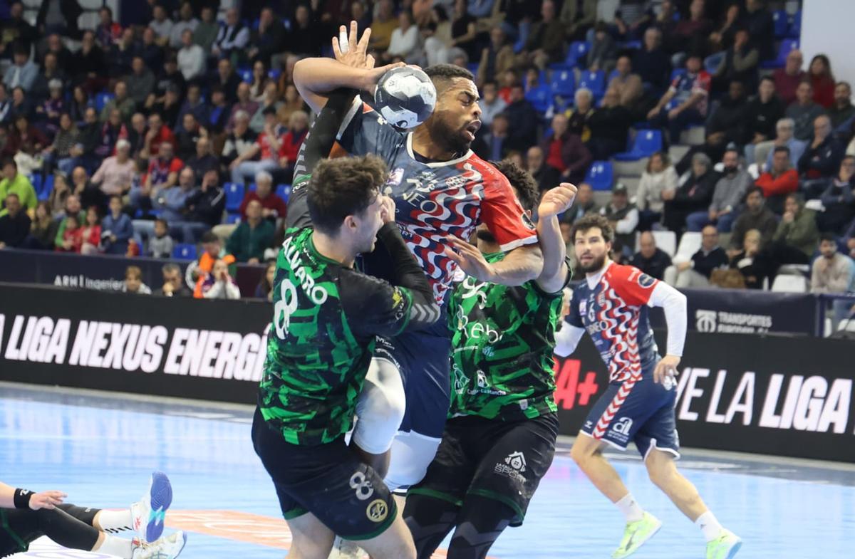 James Lewis Parker dispara frente al Rebi Cuenca.