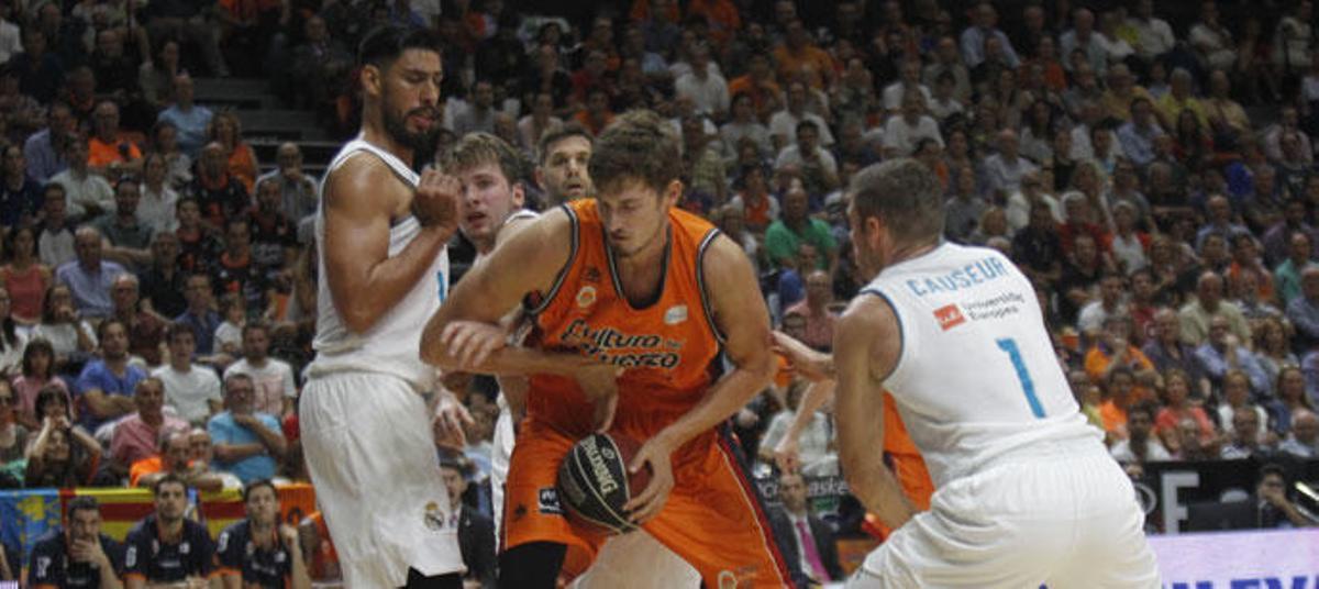 Imagen de un partido entre Valencia Basket y Real Madrid.