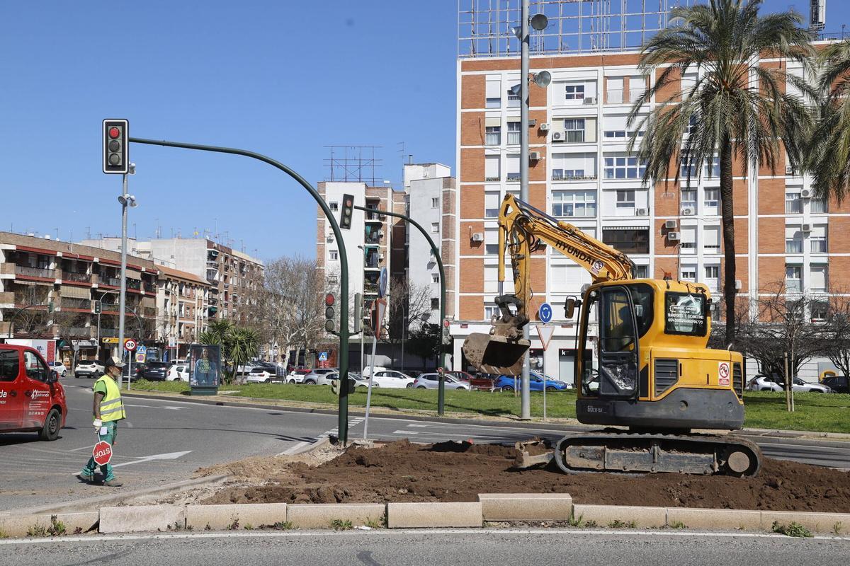 Obras en las zonas verdes de la plaza de Andalucía.