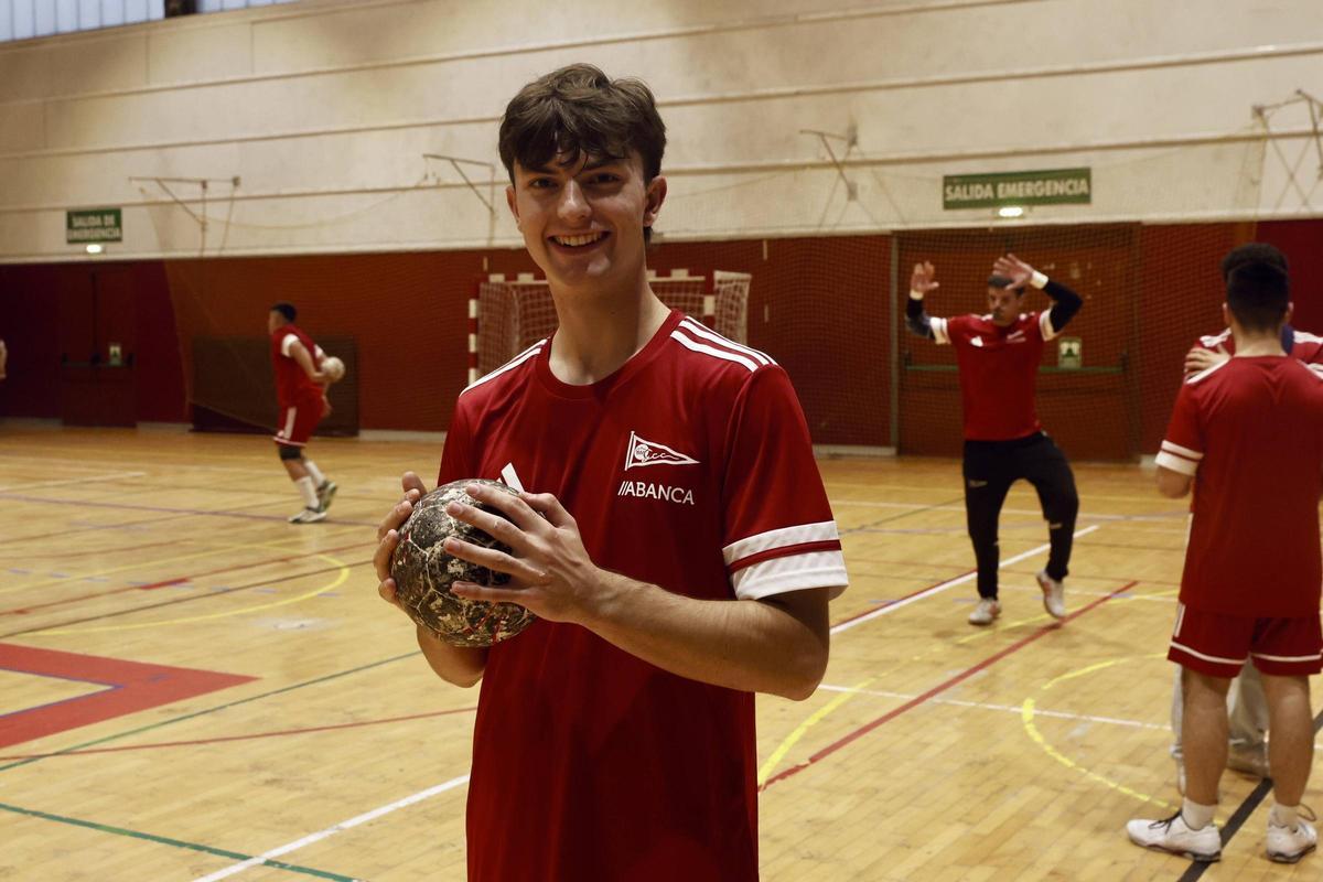 Jorge Martínez Ferreño, en el Braulio García antes de un partido de Primera Nacional del Grupo.