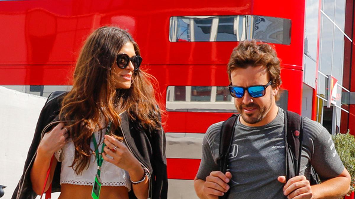 Fernando Alonso y su chica Linda Morselli en el padock