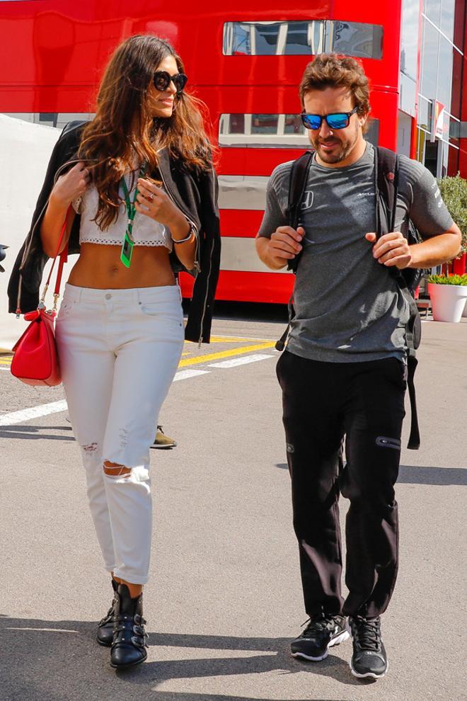 Fernando Alonso y su chica Linda Morselli en el padock